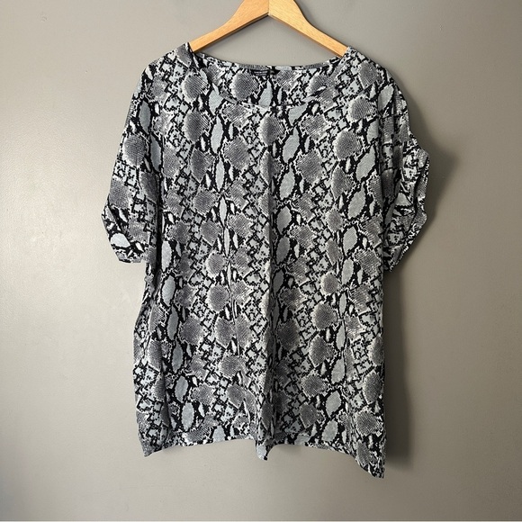 Shein curve snakeskin print short sleeve blouse - Picture 2 of 5